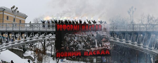 Activists burn flares during a protest against the extension of police authority and power in central Kiev, Ukraine, November 14, 2016 - Sputnik International