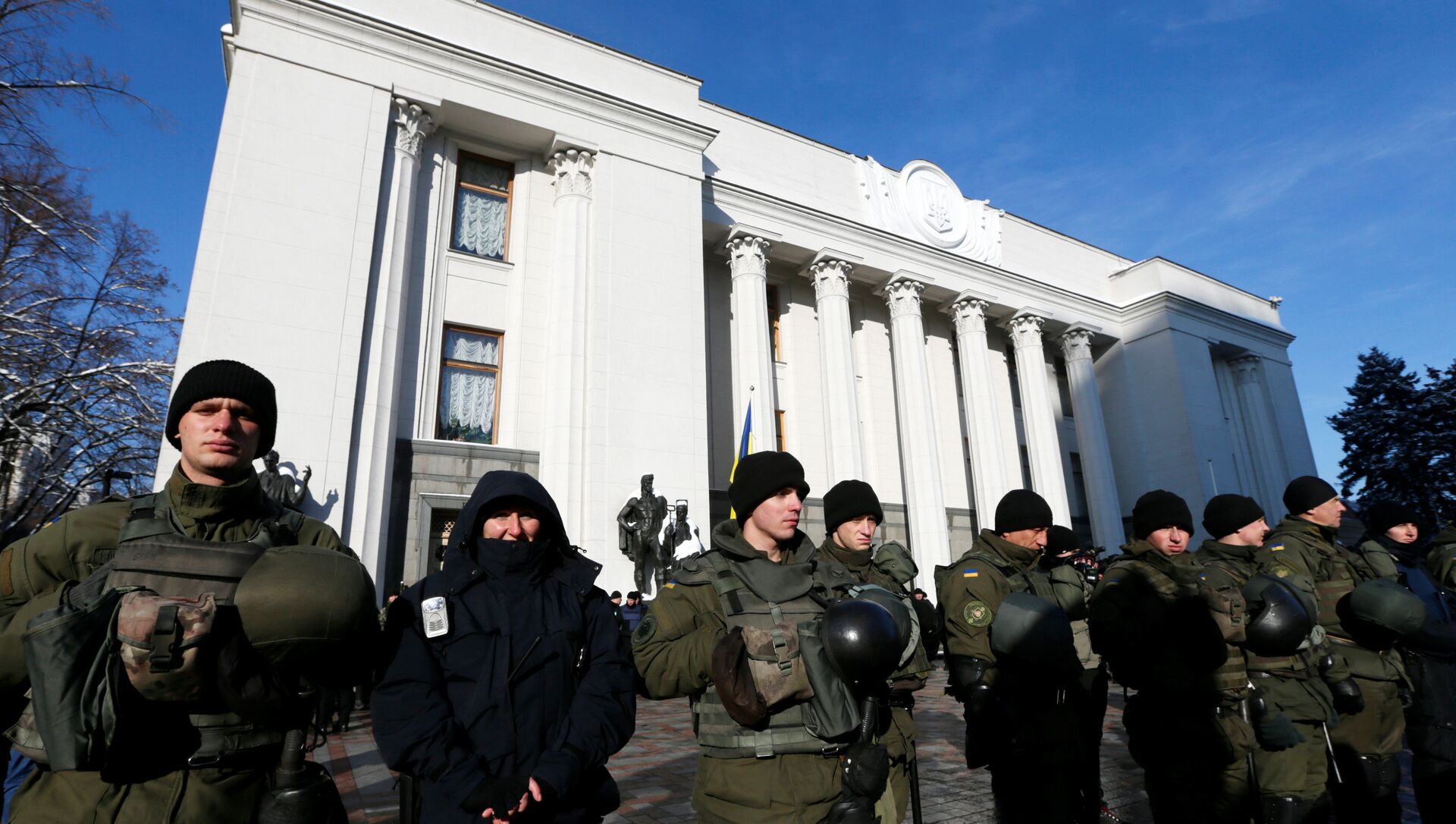 Members of the National Guard stand guard during a rally of depositors of failed Ukrainian banks who demand compensation of their deposits, in front of the parliament building in Kiev, Ukraine, November 15, 2016 - Sputnik International, 1920, 14.07.2021