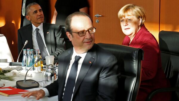 French President Francois Hollande (C) looks up during a meeting with U.S. President Barack Obama, German Chancellor Angela Merkel (R) and other European leaders at the German Chancellery in Berlin, Germany November 18, 2016. - Sputnik International
