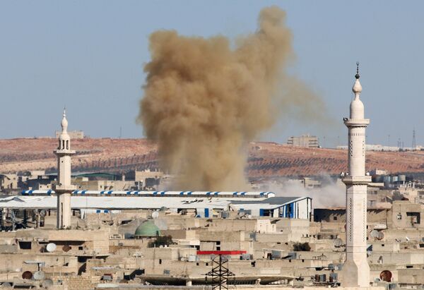 Smoke rises from a militant held neighbourhood of Aleppo, Syria November 17, 2016 - Sputnik International