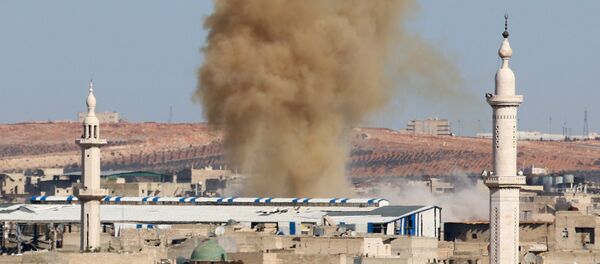 Smoke rises from a rebel held neighbourhood of Aleppo, Syria November 17, 2016 - Sputnik International