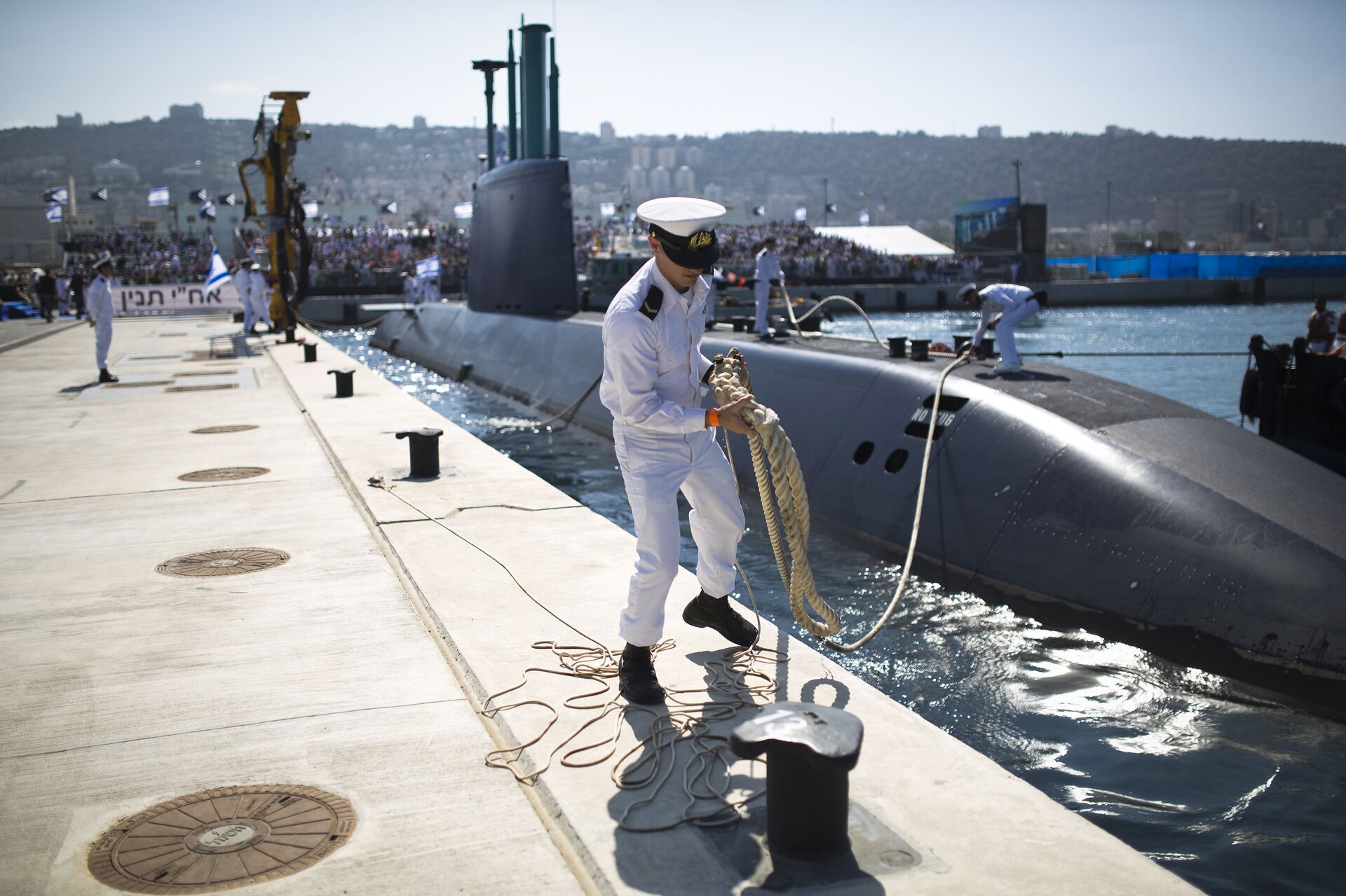 An Israeli naval officer holds the mooring rope of the INS Tanin, a Dolphin AIP class submarine, as it docks at a naval base in the northern city of Haifa, after its arrival in Israel (File) - Sputnik International, 1920, 23.01.2022