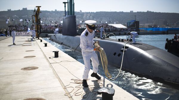 An Israeli naval officer holds the mooring rope of the INS Tanin, a Dolphin AIP class submarine, as it docks at a naval base in the northern city of Haifa, after its arrival in Israel (File) - Sputnik International