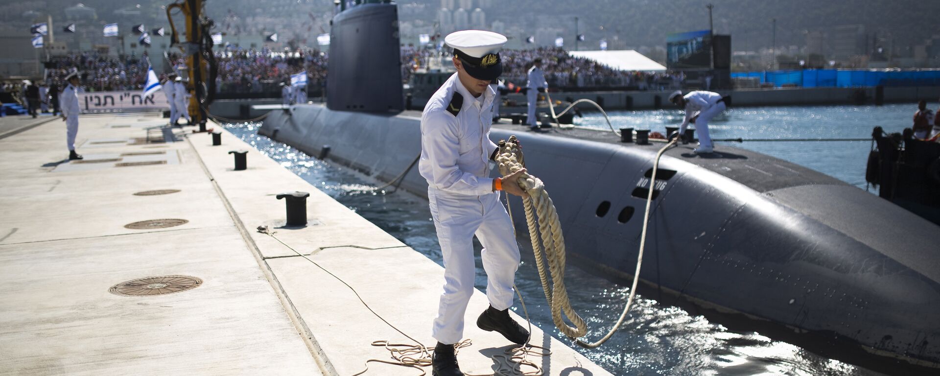 An Israeli naval officer holds the mooring rope of the INS Tanin, a Dolphin AIP class submarine, as it docks at a naval base in the northern city of Haifa, after its arrival in Israel (File) - Sputnik International, 1920, 14.06.2019