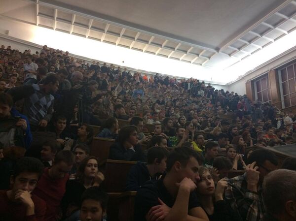 Students crowded in the Moscow State University's main Physics classroom at Kip Thorne's lecture - Sputnik International
