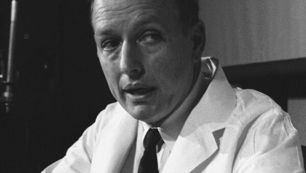 Dr. Denton Cooley, holds a mechanical heart as he tells newsmen on April 7, 1969 in Houston, about the implantation heart into the chest of Haskell Karp, 47, last Friday and today replaced it with a human heart. - Sputnik International