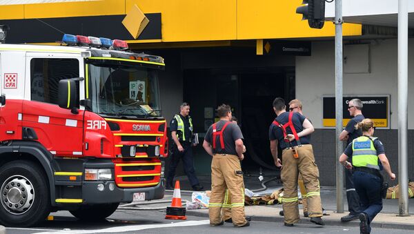 Emergency service workers are seen at a branch of the Commonwealth Bank after a fire injured customers in Melbourne, Australia November 18, 2016 - Sputnik International