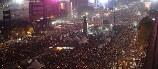 Protesters hold candles during an anti-government rally in central Seoul on November 19, 2016 Protesters hold candles during an anti-government rally in central Seoul on November 19, 2016 - Sputnik International