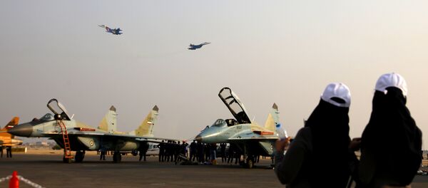 Two female spectators gaze at two Sukhoi Su-27 jets from the Russian Knights aerobatic team as they fly during an airshow in Iran's southern resort island of Kish on November 16, 2016 Two female spectators gaze at two Sukhoi Su-27 jets from the Russian Knights aerobatic team as they fly during an airshow in Iran's southern resort island of Kish on November 16, 2016 - Sputnik International
