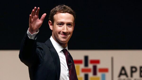 Facebook founder Mark Zuckerberg waves to the audience during a meeting of the APEC (Asia-Pacific Economic Cooperation) Ceo Summit in Lima, Peru, November 19, 2016 - Sputnik International