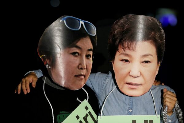 Protesters wearing cut-outs of South Korean President Park Geun-hye (R) and Choi Soon-sil attend a protest denouncing Park over a recent influence-peddling scandal in central Seoul, South Korea, October 27, 2016. - Sputnik International