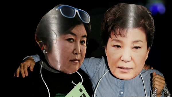 Protesters wearing cut-outs of South Korean President Park Geun-hye (R) and Choi Soon-sil attend a protest denouncing Park over a recent influence-peddling scandal in central Seoul, South Korea, October 27, 2016. - Sputnik International