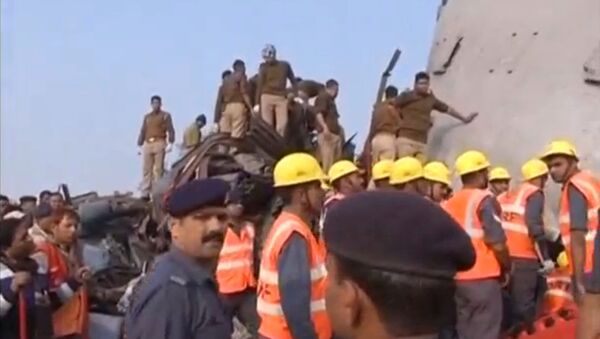 Rescuers and people gather at the site where a train derailed in Kanpur, in India's northern state of Uttar Pradesh, in this still image taken from video November 20, 2016. - Sputnik International