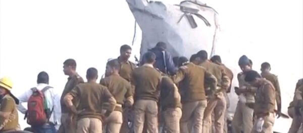 Police officers and people gather at the site where a train derailed in Kanpur, in India's northern state of Uttar Pradesh, in this still image taken from video November 20, 2016. - Sputnik International