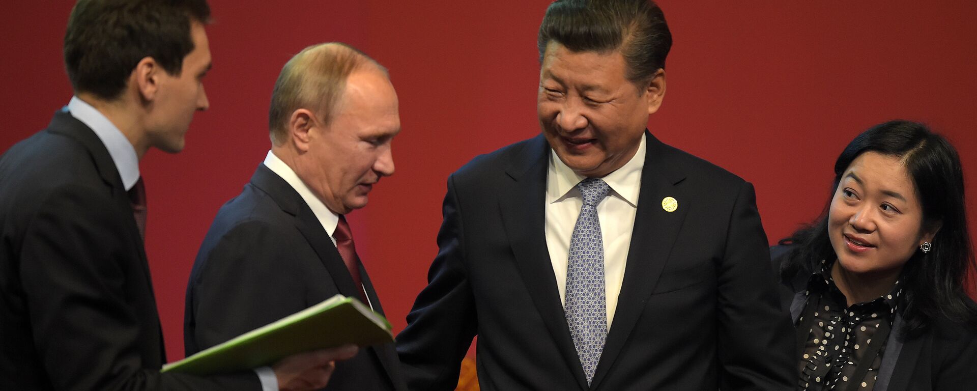 Russia's President Vladimir Putin (2nd L) and China's President Xi Jinping (2nd R) chat after shaking hands at the start of the ABAC and APEC Leaders' Dialogue at the Asia-Pacific Economic Cooperation Summit in Lima on November 19, 2016. - Sputnik International, 1920, 24.10.2022