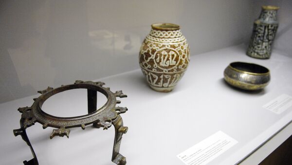 A tripod (L) (Iran, end of the 12th century-begining of the 13th) (file) - Sputnik International