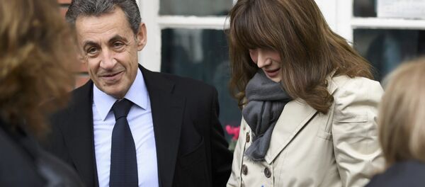 Nicolas Sarkozy (L), former French president and candidate for the French conservative presidential primary, and his wife Carla Bruni-Sarkozy speak to a women outside a polling station in the first round of the French center-right presidential primary election vote in Paris, France, November 20, 2016. - Sputnik International