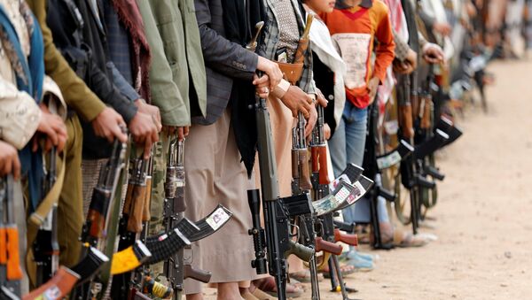 Tribesmen hold their weapons as they attend a tribal gathering to show support to the Houthi movement in Sanaa, Yemen November 10, 2016. - Sputnik International