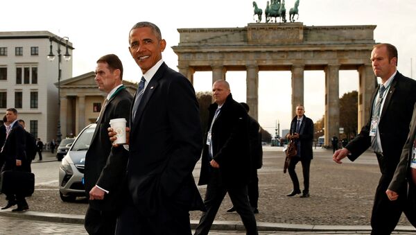 U.S. President Barack Obama walks past the Brandenburg Gate during his visit to Berlin, Germany November 17, 2016. - Sputnik International