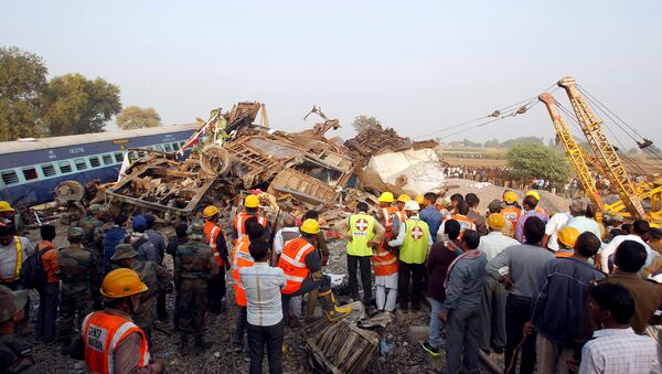 Rescue workers search for survivors at the site of a train derailment in Pukhrayan, south of Kanpur city, India - Sputnik International