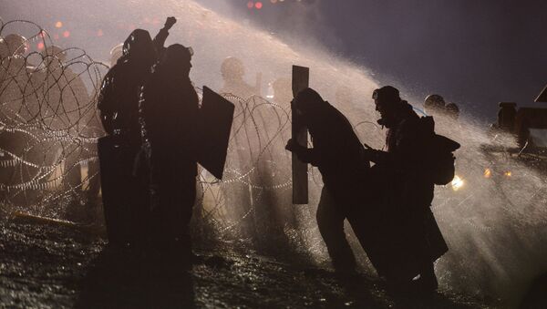 Police use a water cannon on protesters during a protest against plans to pass the Dakota Access pipeline near the Standing Rock Indian Reservation, near Cannon Ball, North Dakota, U.S. November 20, 2016. - Sputnik International