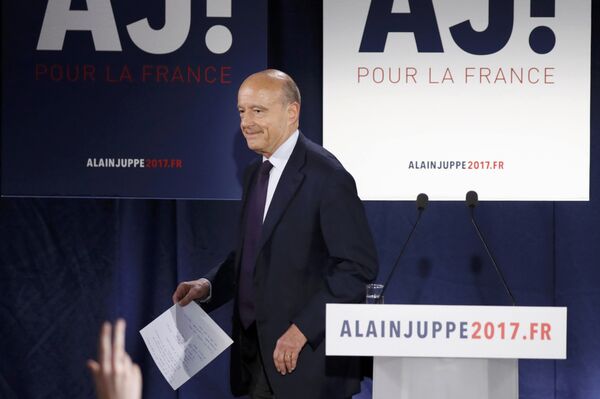 French politician Alain Juppe, current mayor of Bordeaux, and member of the conservative Les Republicains political party, reacts after partial results in the first round of the French center-right presidential primary election at his campaign headquarters in Paris, France, November 20, 2016. - Sputnik International
