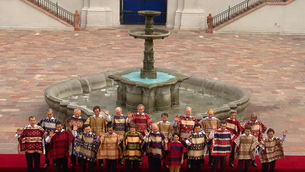 Asian-Pacific Economic Cooperation members leaders of 21 nations pose with traditional chilean ponchos for the official photograph at the Oranges Patio in La Moneda palace, in Santiago. (File) - Sputnik International