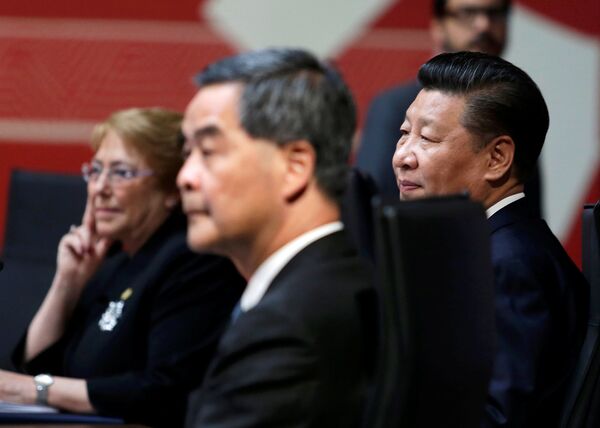 Chile's President Michelle Bachelet (L), China's President Xi Jinping (R) and Hong Kong Chief Executive Leung Chun-ying sit together during the APEC (Asia-Pacific Economic Cooperation) Summit in Lima, Peru - Sputnik International