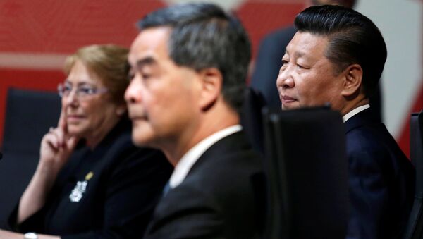 Chile's President Michelle Bachelet (L), China's President Xi Jinping (R) and Hong Kong Chief Executive Leung Chun-ying sit together during the APEC (Asia-Pacific Economic Cooperation) Summit in Lima, Peru - Sputnik International