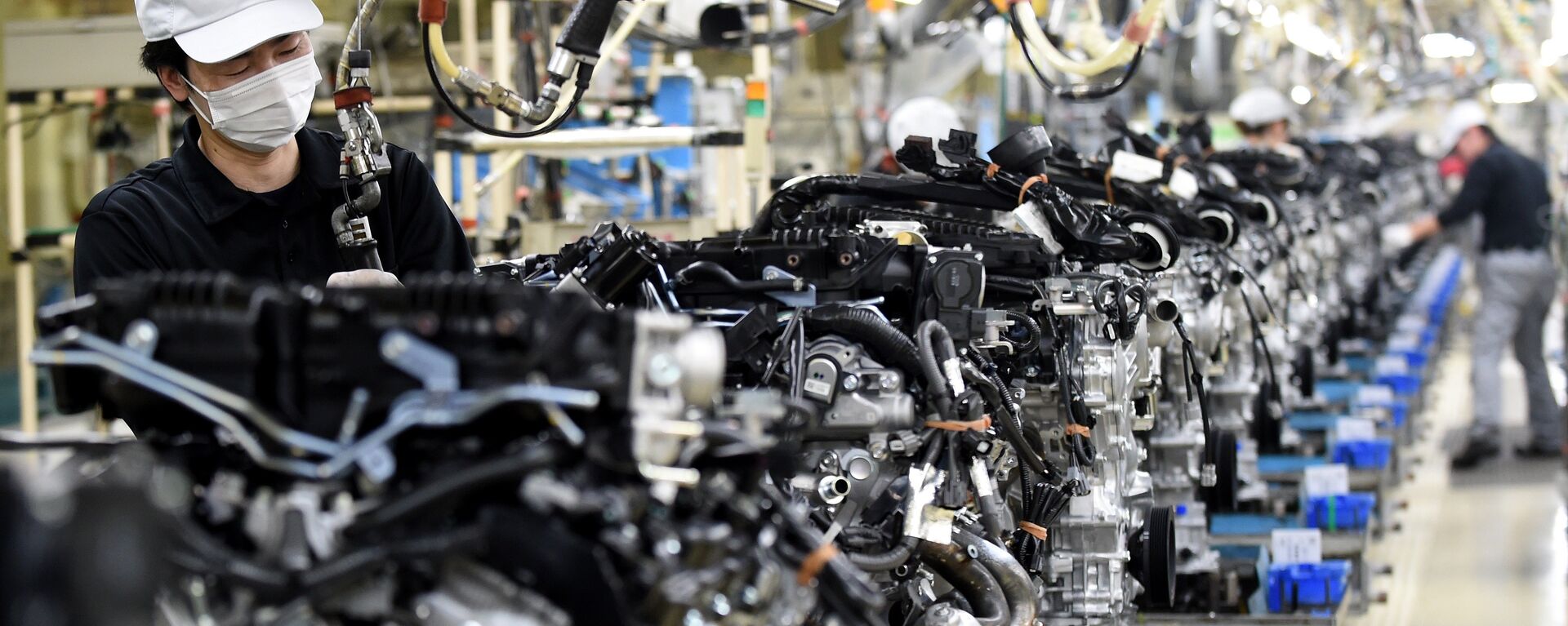 Employees work at the main assembly line of V6 engines at Iwaki Plant of Japan's Nissan Motor in Iwaki, Fukushima prefecture - Sputnik International, 1920, 29.02.2024