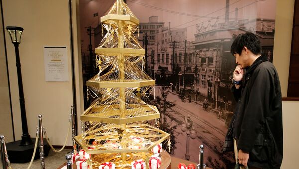 A gold Christmas tree decorated with 19-kilograms (41.8 lbs) of pure gold wires, is displayed for sale for two hundred million yen ($1.8 million dollars) at the Ginza Tanaka store in Tokyo, Japan, November 21, 2016. - Sputnik International