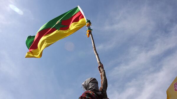 A masked Kurdish man waves a PKK's flag - Sputnik International