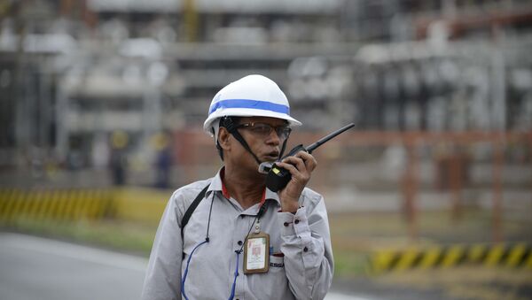 Worker talking on a two-way radio at an Indian oil refinery belonging to Essar Oil at Vadinar, some 380km from Ahmedabad. - Sputnik International