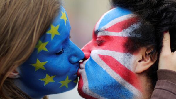 Two activists with the EU flag and Union Jack painted on their faces kiss each other in front of Brandenburg Gate to protest against the British exit from the European Union, in Berlin, Germany, June 19, 2016.  - Sputnik International