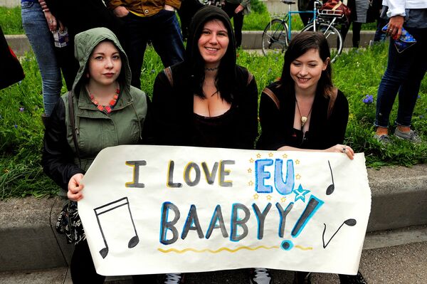 Demonstrators hold a placard saying I Love EU Baabyy! at a demonstration by Pro EU campaigners outside the Scottish Parliament ahead of a debate on the EU Referendum result and the implications for Scotland, in Edinburgh, Scotland on June 28, 2016. Demonstrators hold a placard saying I Love EU Baabyy! at a demonstration by Pro EU campaigners outside the Scottish Parliament ahead of a debate on the EU Referendum result and the implications for Scotland, in Edinburgh, Scotland on June 28, 2016. - Sputnik International