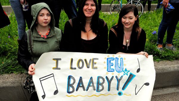 Demonstrators hold a placard saying I Love EU Baabyy! at a demonstration by Pro EU campaigners outside the Scottish Parliament ahead of a debate on the EU Referendum result and the implications for Scotland, in Edinburgh, Scotland on June 28, 2016. - Sputnik International