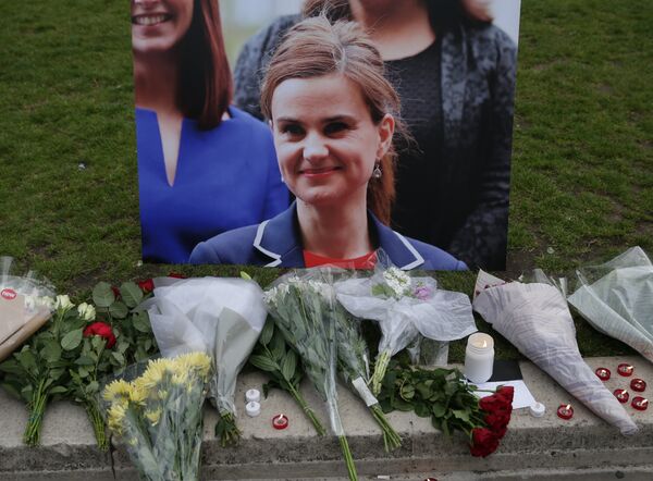 Floral tributes and candles placed by a picture of slain Labour MP Jo Cox at a vigil in Parliament square in London. (File) - Sputnik International