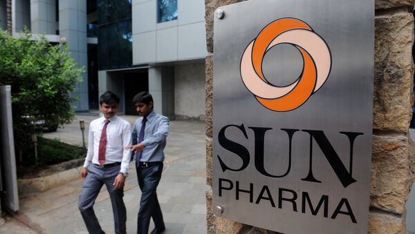 Indian employees of the country's third-biggest drugs company Sun Pharma walk outside its research and development centre in Mumbai. (File) - Sputnik International