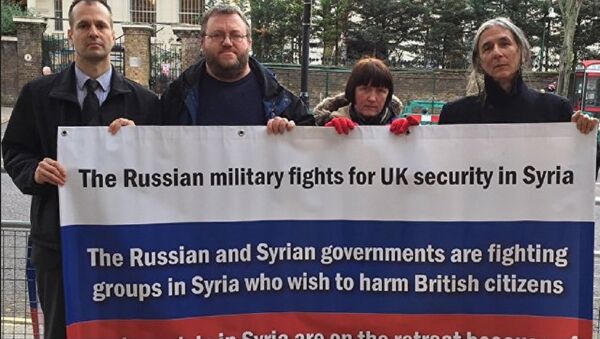 UK citizens rallying near the Russian Embassy in London in support of Russia's anti-terrorist campaign in Syria - Sputnik International