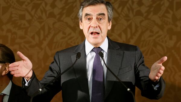 Francois Fillon, candidate in Sunday's second round of the French center-right presidential primary elections, members of the conservative Les Republicains political party, delivers a speech during a meeting with deputies in Paris, France, November 22, 2016. - Sputnik International