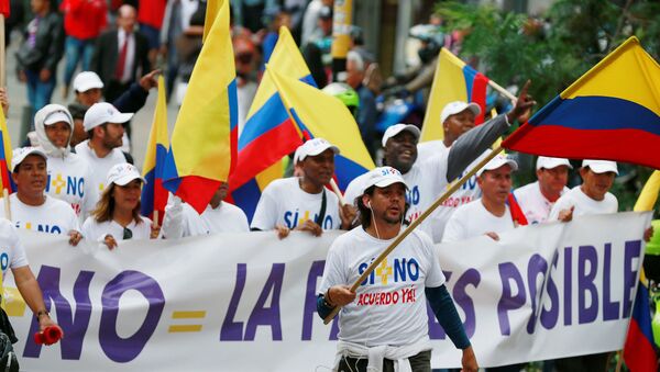 Peace activists make their way into downtown Bogota after starting a trek from Cali in a bid to call for a swift resolution to stalled peace agreement with FARC in Bogota, Colombia, October 24, 2016. - Sputnik International