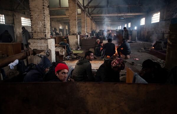 Migrants rest in a makeshift shelter in an abandoned warehouse in Belgrade on November 16, 2016 - Sputnik International