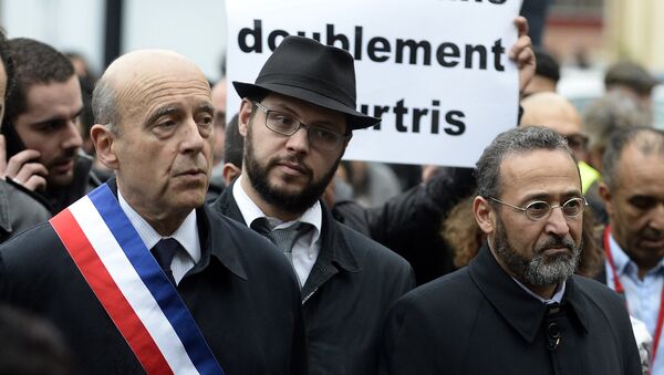 French Mayor of Bordeaux Alain Juppe (L), rabbi Emmanuel Valency (C) and imam of Bordeaux's mosque Tareq Oubrou (R) attend a gathering in Bordeaux on November 20, 2015 as part of a public tribute to the victims of the November 13 Paris attacks - Sputnik International