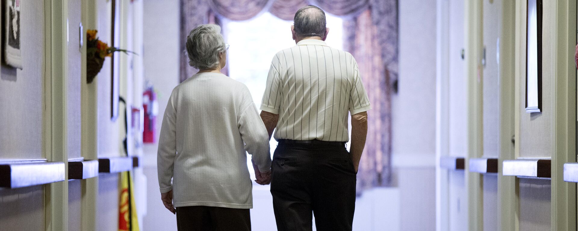 Decima Assise, who has Alzheimer's disease, and Harry Lomping walk the halls, Friday, Nov. 6, 2015, at The Easton Home in Easton, Pa - Sputnik International, 1920, 11.08.2023