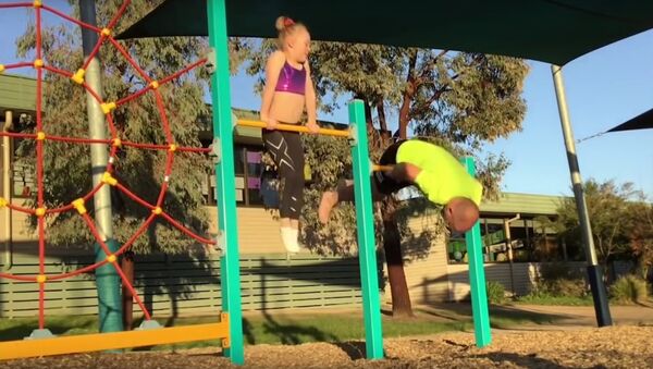 Dad Tries to Copy Daughter's Gymnastic Moves - Sputnik International