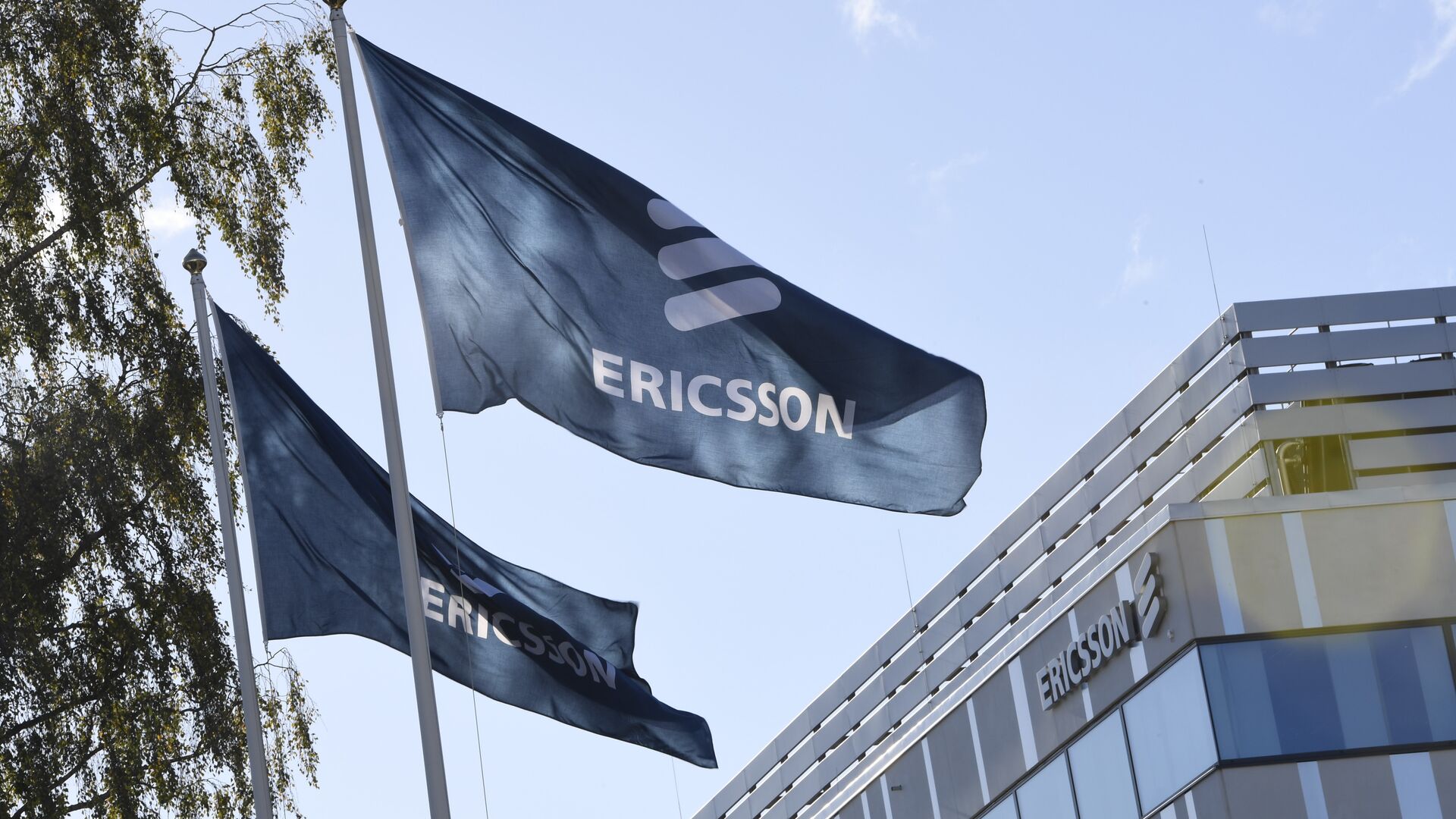 Flags with the logo of telecoms equipment maker Ericsson outside company's headquarters in Stockholm on October 4, 2016 - Sputnik International, 1920, 05.03.2022