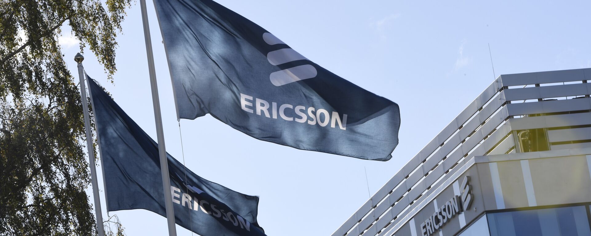Flags with the logo of telecoms equipment maker Ericsson outside company's headquarters in Stockholm on October 4, 2016 - Sputnik International, 1920, 17.02.2022