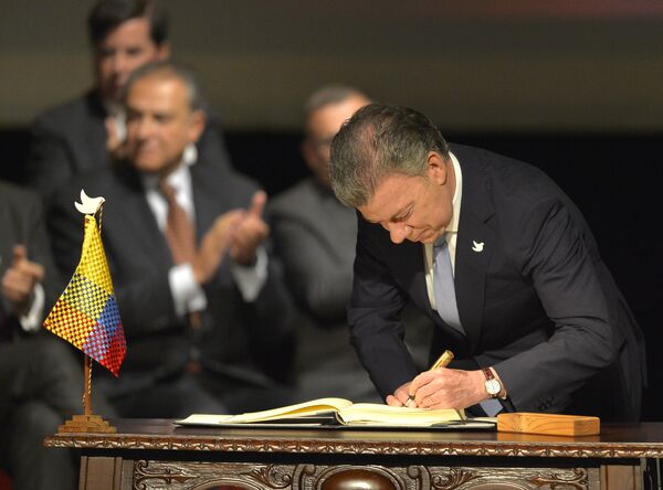 Colombian President Juan Manuel Santos (L) signs the historic peace agreement between the Colombian government and the Revolutionary Armed Forces of Colombia (FARC), at the Colon Theater in Bogota, Colombia, on November 24, 2016 Colombian President Juan Manuel Santos (L) signs the historic peace agreement between the Colombian government and the Revolutionary Armed Forces of Colombia (FARC), at the Colon Theater in Bogota, Colombia, on November 24, 2016 - Sputnik International