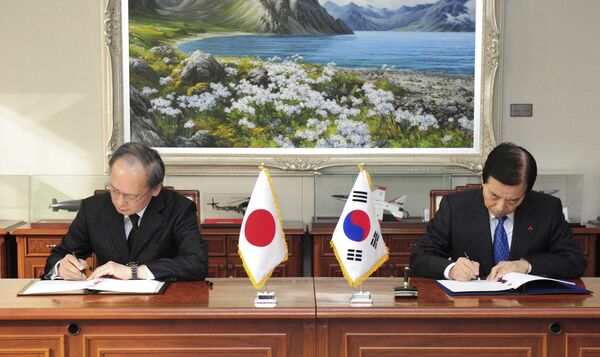 In this photo provided by South Korean Defense Ministry, South Korean Defense Minister Han Min Koo, right, and Japanese Ambassador to South Korea Yasumasa Nagamine sign the General Security of Military Information Agreement on the sharing of military intelligence on North Korea at the Defense Ministry in Seoul, South Korea, Wednesday, Nov. 23, 2016 In this photo provided by South Korean Defense Ministry, South Korean Defense Minister Han Min Koo, right, and Japanese Ambassador to South Korea Yasumasa Nagamine sign the General Security of Military Information Agreement on the sharing of military intelligence on North Korea at the Defense Ministry in Seoul, South Korea, Wednesday, Nov. 23, 2016 - Sputnik International