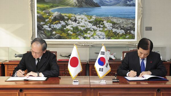 In this photo provided by South Korean Defense Ministry, South Korean Defense Minister Han Min Koo, right, and Japanese Ambassador to South Korea Yasumasa Nagamine sign the General Security of Military Information Agreement on the sharing of military intelligence on North Korea at the Defense Ministry in Seoul, South Korea, Wednesday, Nov. 23, 2016 - Sputnik International